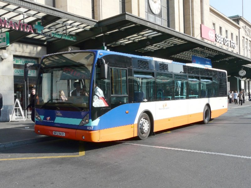 TG Genf - VANHOOL Bus Nr.497 F 9812 XA 01 bei der Bushaltestelle vor dem Bahnhof in Genf am 07.05.2008