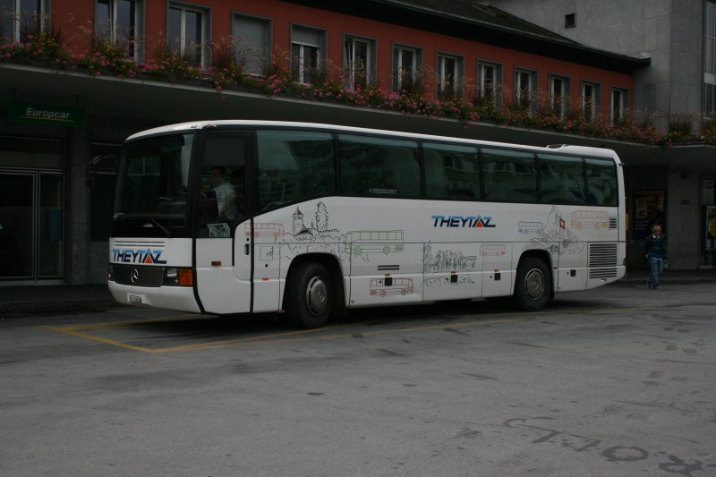 Theytaz Excursions, Sion, Nr 3 (VS 11'003, Mercedes-Benz O404) am 9.10.2007 in Sion. 