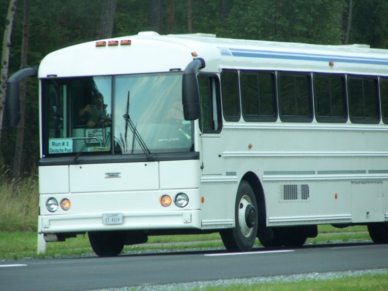 Thomas Built Bus der US Army. Diese Busse werden zur Befrderung von US-Soldaten innerhalb und auerhalb des Truppenbungsplatzes Grafenwhr eingesetzt. In diesem Fall fungiert der Bus allerdings als Shuttle-Service fr das Deutsch-Amerikanische Volksfest.
Aufgenommen am 3.8.2007. 