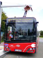 Solaris Urbino 12 electric, die batteriebetriebenen Stadtbusse werden in Polen von der Firma Solaris&Coach gebaut (hervorgegengen aus einer Neoplan-Lizenz), hier werden an der Haltestelle FR-Lehen mittels versenkbarem Stromabnehmer die Batterien aufgeladen, Nov.2022 