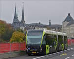 SL 3411, Van Hool ExquiCity von Sales Lentz, auf der seit dem 03.11.2019 in Betrieb genommenen Busspur von der Ober Stadt Luxemburg zum Hauptbahnhof.  06.11.2019

Wegen der Trambaustelle von der Ober Stadt bis zum Hauptbahnhof werden die Busse in der Stadt Luxemburg über eine neue Strecke aus der Oberstadt zum Bahnhof über den Boulevard Franklin D. Roosevelt weiter über den Viaduc und die Avenue de la Gare durch die Rue de Bonnevoie zu den neuen Bushaltestellen hinter dem Bahnhof  umgeleitet.  
