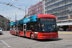 Hess Elektrobus 204, auf der Linie 17, fährt zur Haltestelle am Bahnhof Bern.