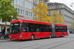 Irizar Elektrobus 254, auf der Linie 19, fährt am 16.10.2025 zur Haltestelle beim Bahnhof Bern.