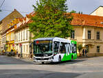 Graz. Fleißig ist der einzige Elektrobus der Graz Linien in der zweitgrößten Stadt Österreichs unterwegs. Am 18.04.2024, ist der MAN Lion's 12E hier am Sonnenfelsplatz zu sehen.