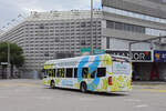 Mercedes eCitaro 1002 mit der Werbung: Mit dem E-Bus in eine Klimafreundliche Energiezukunft, auf der Linie 37, verlässt die Haltestelle St. Jakob. Die Aufnahme stammt vom 30.06.2021.