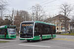 Mercedes eCitaro 8113, auf der Linie 33, fährt am 18.03.2023 zur Haltestelle Wielandplatz. Im Hintergrund bedient der Be 6/8 Combino 322, auf der Linie 8, die Haltestelle Bundesplatz.