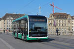 Mercedes eCitaro 8115, auf der Linie 33, überquert am 01.06.2023 die Mittlere Rheinbrücke und fährt ins Klybeck Areal zum Laden. 