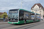 Mercedes eCitaro 7137, auf der Linie 34, überquert am 13.09.2025 die Mittlere Rheinbrücke. Aufnahme Basel.