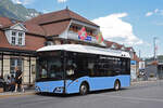 Solaris Urbino 9 Elektrobus Test Bus der Post, auf der Linie 104, wartet an der Haltestelle beim Bahnhof Interlaken Ost.