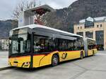 Der neue Solaris Urbino 18 IV Electric '12284'  BE 437 435  der Postauto Regie Spiez am 19.12.25 beim Bahnhof Interlaken West.