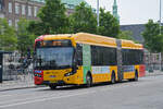 VDL Bus 1866, auf der Linie 2A fährt am 27.06.2023 durch die Borsgade beim Schloss Christiansborg.
