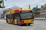 VDL Bus 1870, auf der Linie 2A fährt am 27.06.2023 durch die Borsgade beim Schloss Christiansborg.