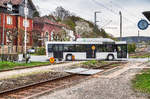 Ein MAN CNG Niederflurbus (Nr. 122) der SÜC, überquert am 12.4.2017 den Bahnübergang beim Bahnhof Creidlitz.
Unterwegs war der Bus auf der Linie 1 (Glend - Coburg Bahnhof ZOB - Theaterplatz -
 Niederfüllbach).