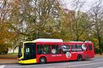 Dieser MAN Lion's City Efficient Hybrid mit Werbung für die Jade-Hochschule konnte am 31.10.2024 unweit des Oldenburger Schlosses in herbstlichem Ambiente dokumentiert werden.