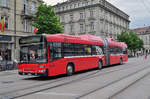 Volvo Bus 824, auf der Linie 10, fährt zur Haltestelle beim Bahnhof Bern.