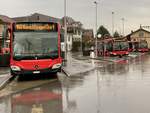 Drei Bernmobil MB C2 K hybrid 441, 442 und 444 am 5.3.20 auf dem Bahnhofplatz Münsingen.