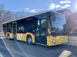 PostAuto MB C2 hybrid '11403'  BE 654 090  von Depot Aeschi am 8.1.21 auf dem Bahnhofplatz Interlaken Ost.