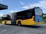 Heckansicht des MB C2 hybrid '11462' der PostAuto Regie Laupen am 2.8.21 bei der Abfahrt beim Bahnhof Flamatt.