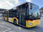 MB C2 hybrid '11404' der PostAuto Regie Interlaken am 6.11.21 bei der Abfahrt beim Bahnhof Spiez.