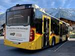 Heckansicht des MB C2 hybrid '11687' der PostAuto Regie Interlaken am 7.11.21 bei der Endhaltestelle Ringgenberg, Säge.