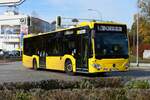 Mercedes-Benz MB Citaro C2 Hybrid, Wg.8639 von Schröder Reisen, auf dem 184 aus S Südkreuz kommend. Teltow-Stadt im Oktober 2025. /Im Auftrag der BVG.