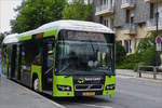 SL 3353, Volvo Hybridbus des Busunternehmens Sales Lentz, gesehen an einer Haltestelle der Stadt Luxemburg.