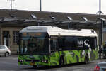 SL 3350, Volvo 7700 Hybrid von Sales Lentz, verlässt die Bushaltestelle am Bahnhof von Luxemburg.