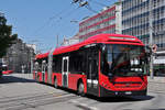 Volvo Hybrid Bus 874, auf der Linie 19, fährt zur Haltestelle beim Bahnhof Bern.