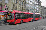 Volvo Hybrid Bus 885, auf der Linie 19, bedient die Haltestelle beim Bahnhof Bern.