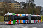 EW 1413, Volvo Hybrid Gelenkbus, an der momentanen Endhaltestelle der Straßenbahn Stäreplatz in der Stadt Luxemburg.