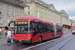 Volvo Hybridbus 875 , auf der Linie 10, bedient die Haltestelle Zytglogge.