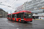 Volvo Hybrid Bus 891, auf der Linie 10, fährt zur Haltestelle beim Bahnhof Bern.