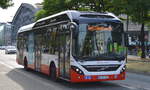 Volvo 7900 Electric Hybrid der Hamburger Hochbahn AG Wagen 1493 am 25.06.19 Nähe Hamburg ZOB.