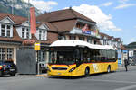 Volvo Hybrid Bus der Post, auf der Linie 103, verlässt die Haltestelle beim Bahnhof Interlaken Ost.