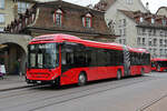 Volvo Hybridbus 227, auf der Tramersatzlinie 6A, bedient am 17.04.2023, die Haltestelle Zytglogge beim Casinoplatz.