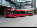 Bern Mobil - Volvo 7900 Hybrid Nr.882 unterwegs auf der Linie 21 vor dem Bahnhof Bern am 17.07.2023