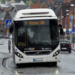 Ein Volvo 7900 als Hybrid-Gelenkbus der Aktiv Bus GmbH, so gesehen im Juni 2024 in der Flensburger Innenstadt.