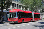 Volvo Hybridbus 888, auf der Linie 10, fährt am 09.07.2024 durch die Bundesgasse. Aufnahme Bern.