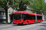 Volvo Hybridbus 887 fährt am 11.06.2025 mit der Fahrschule durch die Bundesgasse. Aufnahme Bern.