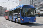 Volvo Hybridbus 889 mit der ATUPRI/VISANA Werbung, auf der Linie 19, fährt am 11.06.2025 zur Haltestelle beim Bahnhof Bern.