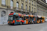 Volvo Hybridbus 238 mit der Werbung für die Boutique Metro, auf der Linie 10, fährt am 16.10.2025 bei der Haltestelle Bundesplatz ein. Aufnahme Bern.