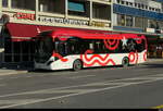 Postauto / Ortsbus Sion - Volvo 7900 Hybrid VS 574958 bei den Bushaltestellen vor dem Bahnhof in Sion am 29.12.2025