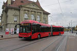 Volvo Hybridbus 888, auf der Linie 10, überquert am 16.10.2025 den Casinoplatz. Aufnahme Bern.