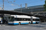 Hess Trolleybus 209, auf der Linie 7, bedient am 08.05.2026 die Haltestelle beim Bahnhof Luzern.