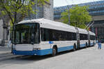 Hess Doppelgelenk Trolleybus 231, auf der Linie 2, bedient am 08.05.2026 die Haltestelle beim Bahnhof Luzern.