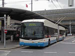 Hess Trolleybus 211, auf der Linie 7, verlässt am 04.05.2010 die Haltestelle beim Bahnhof Luzern.