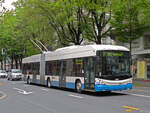 Hess Trolleybus 220, auf der Linie 8, fährt am 04.05.2010 durch die Pilatusstrasse.