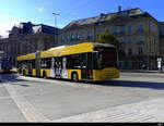tpf - Hess Trolleybus Nr.526 mit Werbung für eine Biermarke unterwegs in Freiburg am 22.10.2023