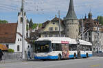 Hess Trolleybus 208, auf der Linie 6, �berquert am 08.05.2026 die Seebr�cke in Luzern.