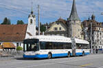 Hess Trolleybus 203, auf der Linie 7, �berquert am 08.05.2026 die Seebr�cke in Luzern.
